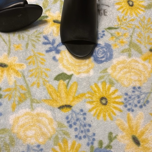 Black peak toe heels buckles in back - Picture 5 of 5